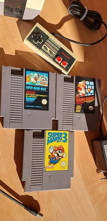 Nintendo Console: Nintendo NES mit 2 Controller und 3 Games – Usato da Steffisburg venduto da THE-NORTH-FACE 1