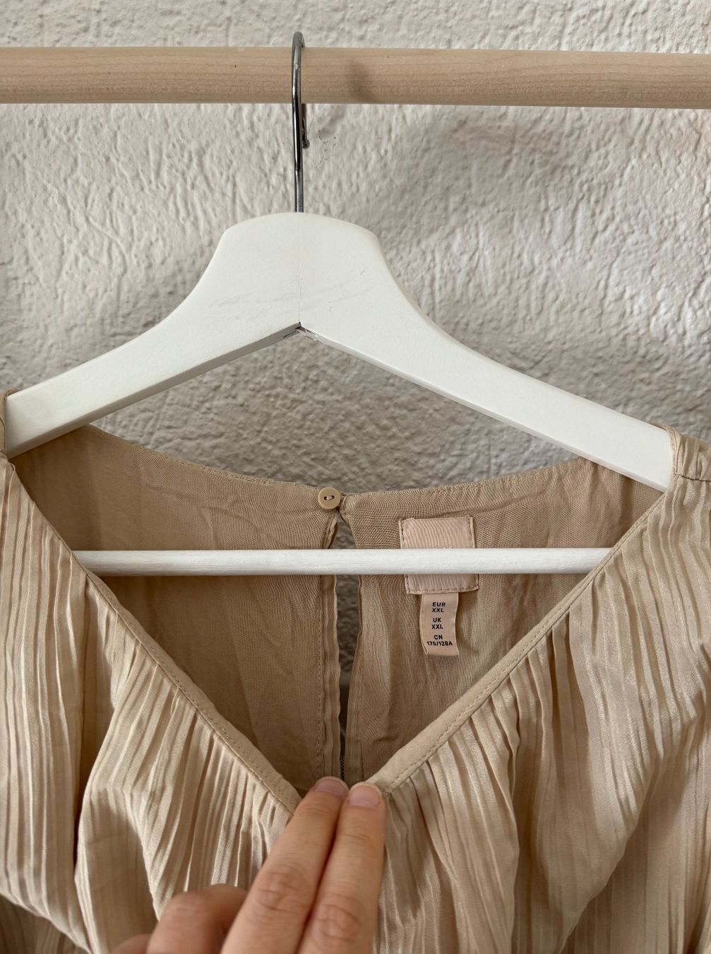 H&M Vestiti: beige plisee Kleid H&M – Usato da Zürich venduto da joalew 2