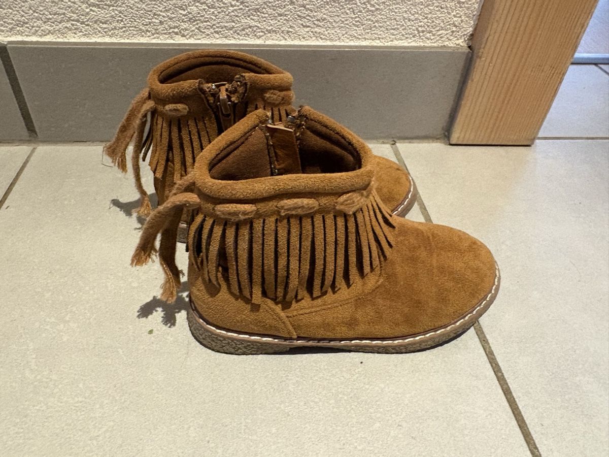 Scarpe per ragazze: Bottines enfant en daim marron à franges – Usato da Torgon venduto da k-ro919 1