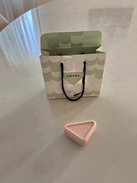 Make-up: Prada Blush Farbe Tulip – Gebraucht aus Zürich von smi_57ql