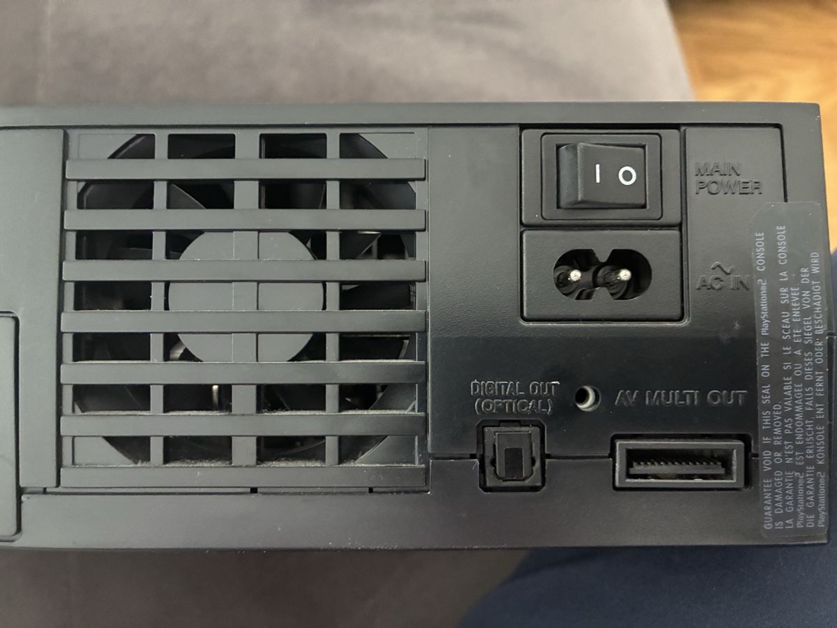 Sony Console: Playstation 2 mit 2 Controller, 1 Spiel Ohne Kabel – Usato da Zürich venduto da banane70 3