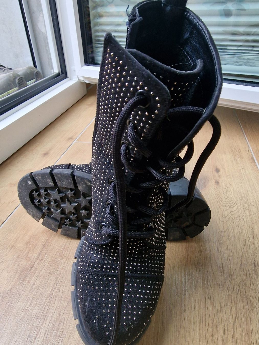 Scarpe per ragazze: Mädchen Stiefeletten Grösse 35 schwarz – Usato da Knonau venduto da liebenic01