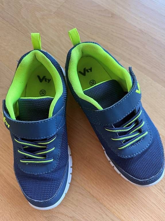 Scarpe per ragazzi: 2 Paar Vty Sneaker Jungenschuhe Preis für beide – Usato da Hinwil venduto da mar_7dnn 1