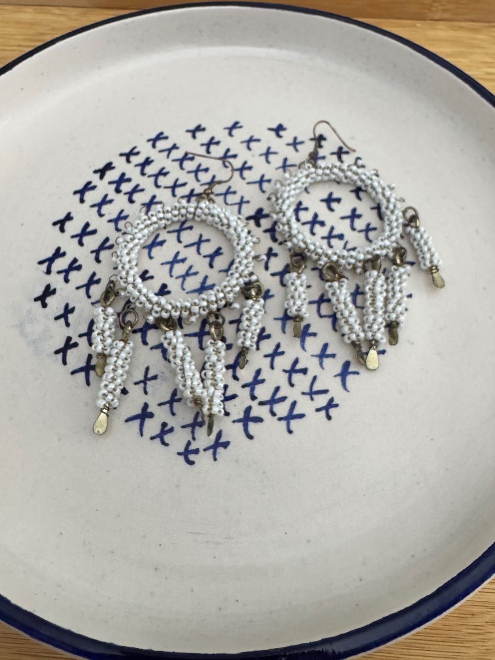 Orecchini pendenti & Orecchini a lobo: Beaded white earrings with hoop and beaded strands – Usato da Zürich venduto da kri_zhv2