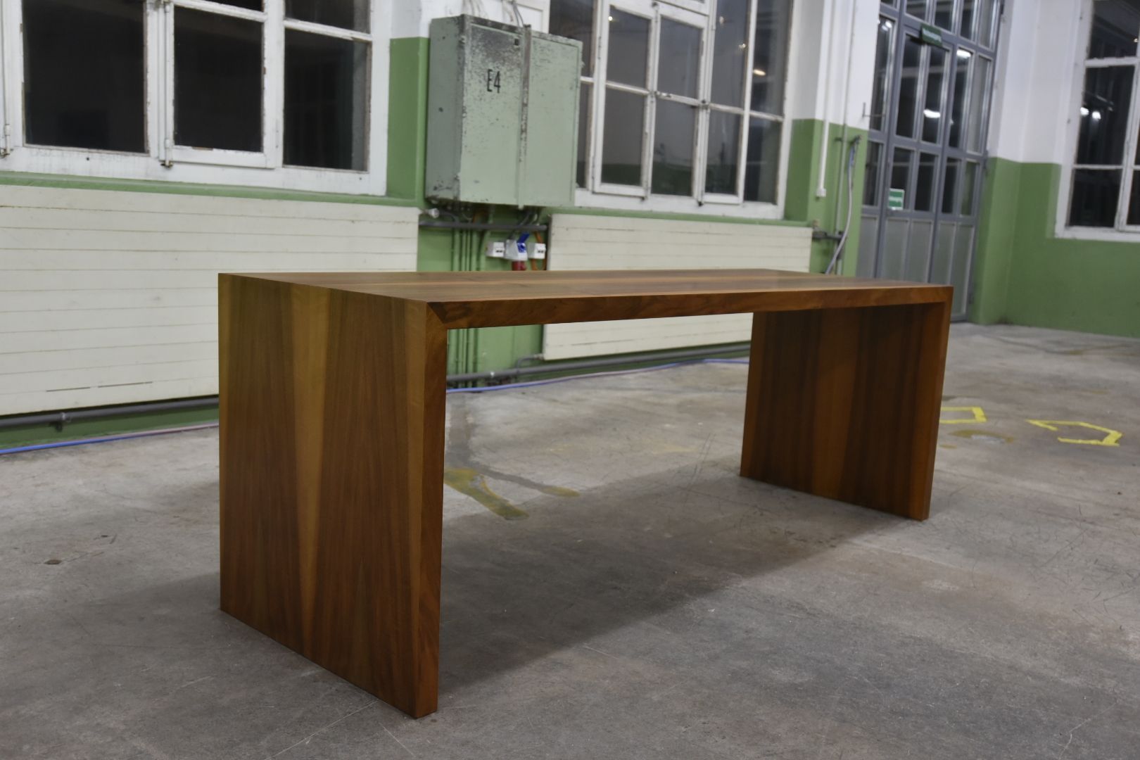 Tische: Designer Esstisch aus Nussbaum – Gebraucht aus Lichtensteig von Usedinstorecom 9