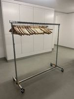 Zusammenlegbarer Kleiderständer inkl. 50 Holzkleiderbügel