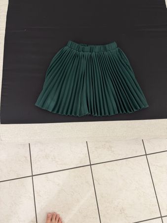 Jupe plissée verte taille 146 état neuf et très joli .