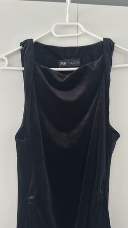 Elegantes Samtkleid von Zara - ideal für den Winter!