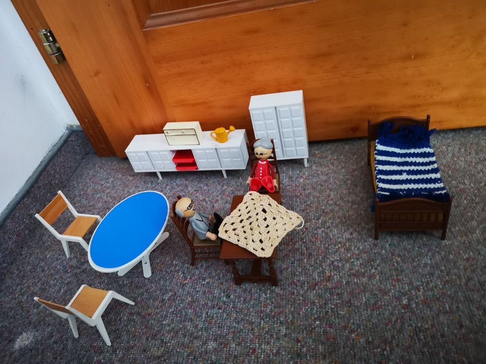 Puppenhaus Möbel aus Plastik mit kleinen Puppen | Kaufen auf Ricardo