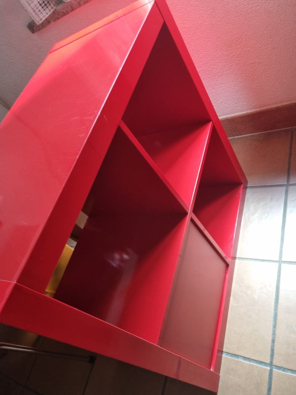 Ikea Regale: Ikea Regal rot Glanz mit Gebrauchsspuren – Gebraucht aus Wädenswil von Patriots