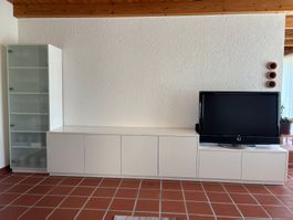 Sidboard mit Glasvitrine und Fernsehertisch (ohne Inhalt)