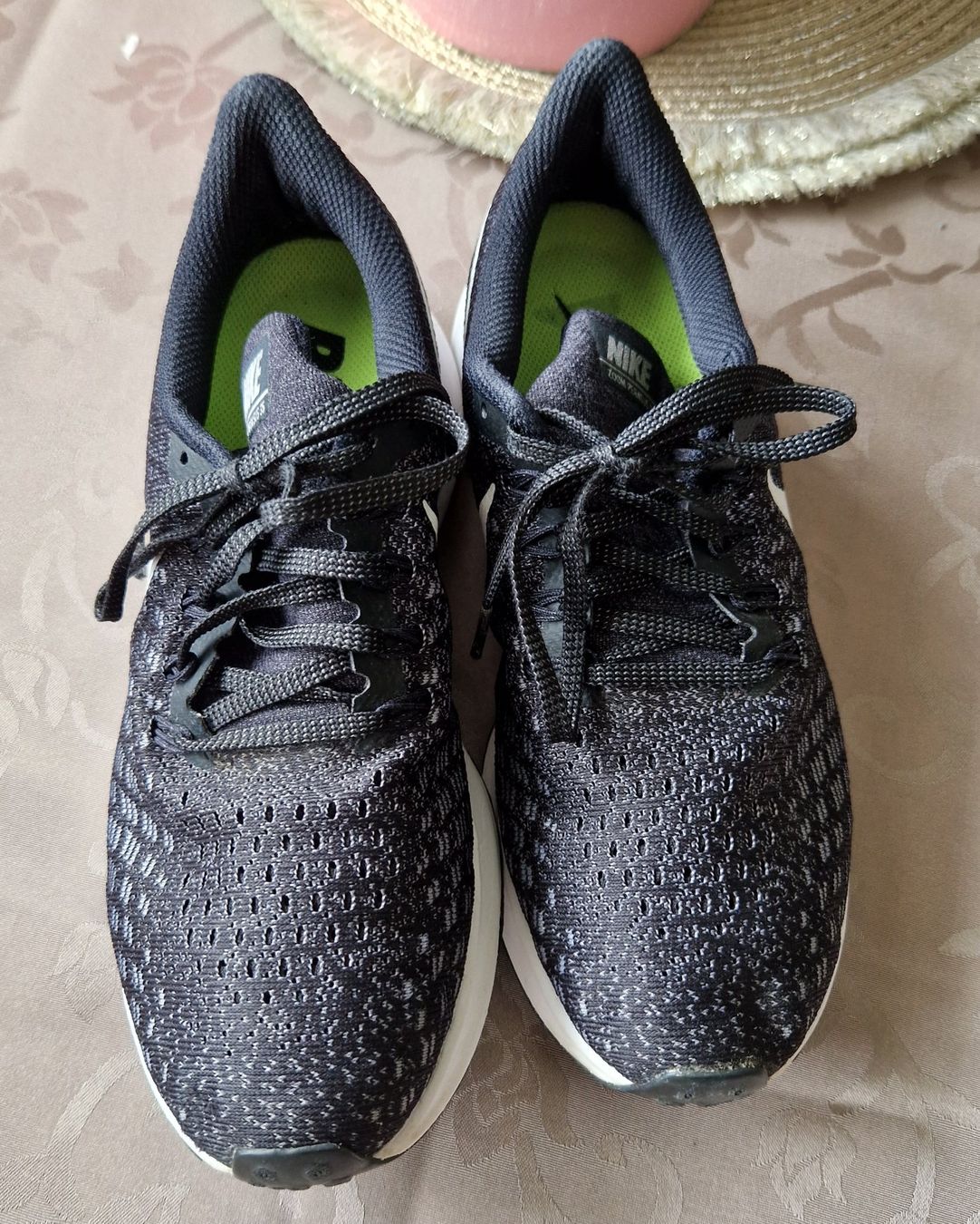 Nike Damenschuhe: Nike Schuhe Grösse 38 Schwarz/Weiss – Gebraucht aus Zürich von sirstians000 4