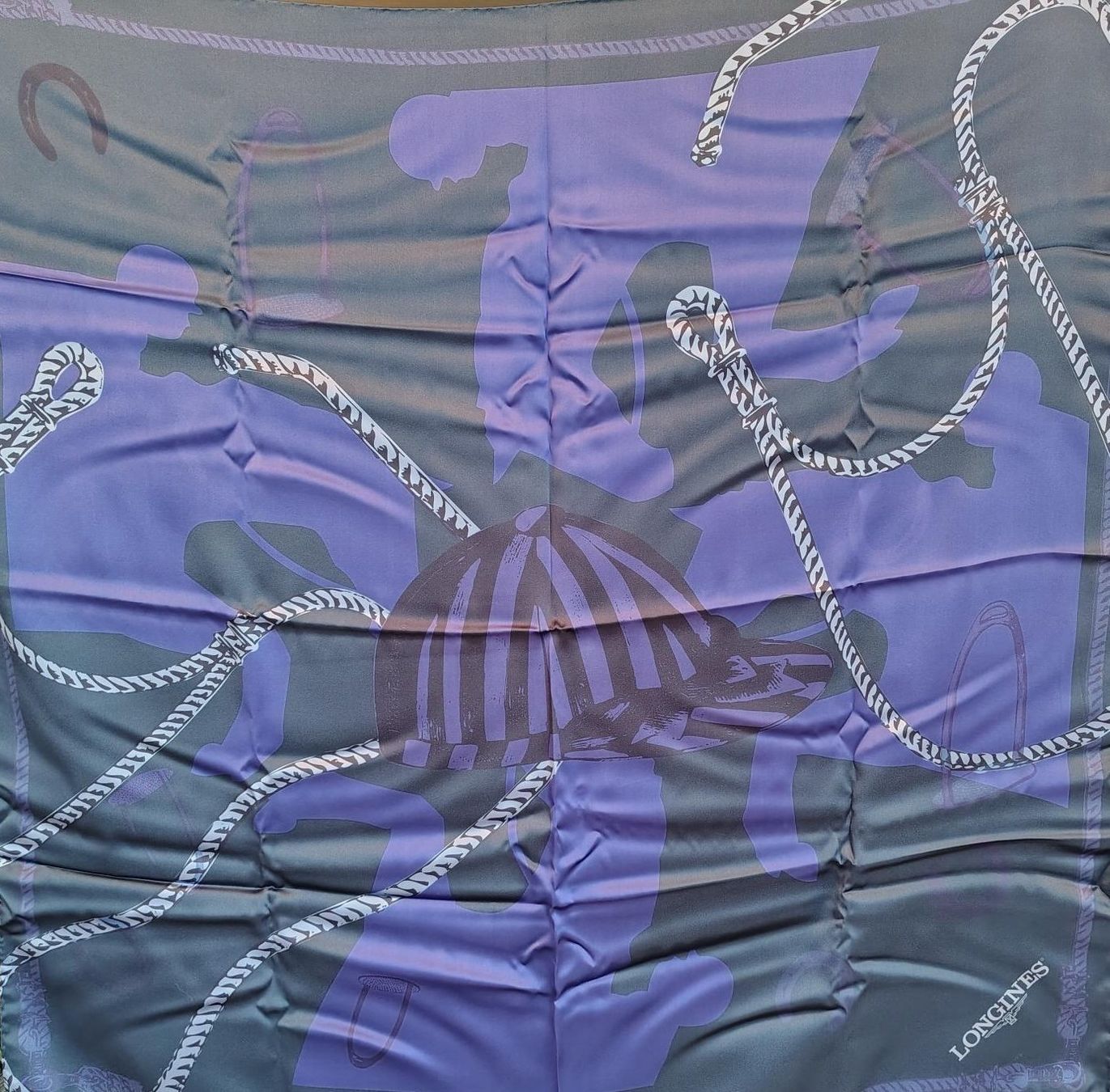 Foulard & Sciarpe: Longines, carré en soie 84x84cm – Nuovo e nell'imballaggio originale da Péry venduto da Sodubavallon 1