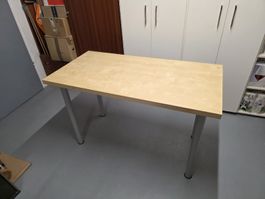 Schreibtisch hell 120x60cm mit Metallbeinen