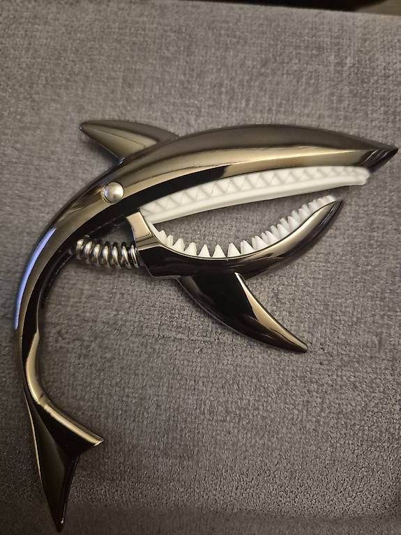 Strumenti musicali: Kapodaster in Hai-Form – Nuovo e nell'imballaggio originale da Niederhasli venduto da mybluefish 1