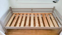 Bettgestell 90x200 mit Lattenrost und Gratis-Matratze