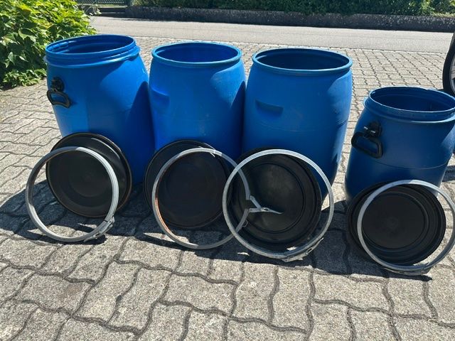 Accessoires: 4 blaue Kunststofffässer mit Deckel und Spannring – D'occasion à Mägenwil par Pwidi 3