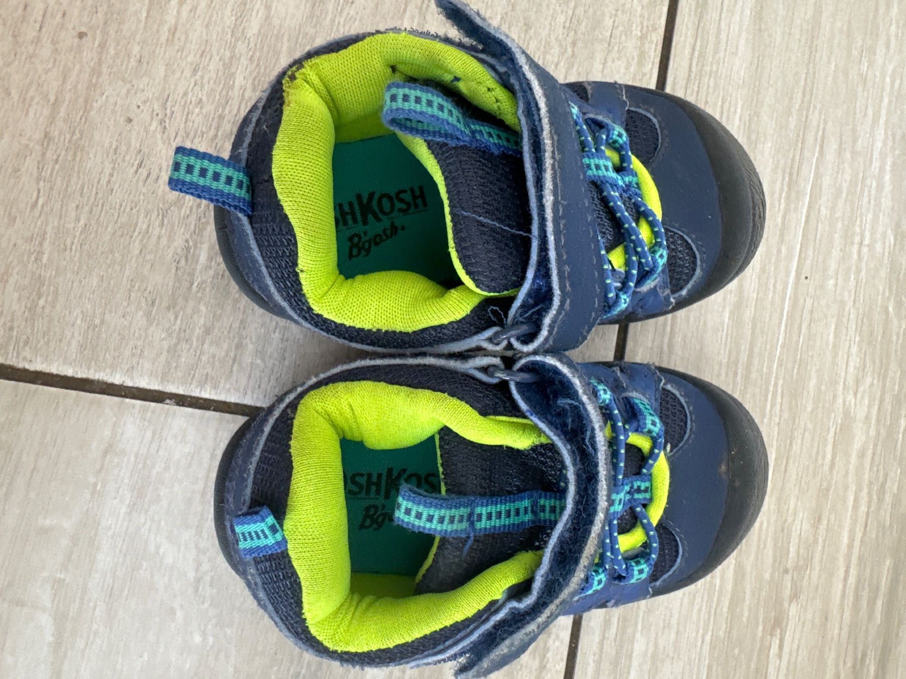 Oshkosh Scarpe da uomo: Oshkosch Turnschuhe Gr 20, 12.1cm – Usato da Gelterkinden venduto da Familienferien 1