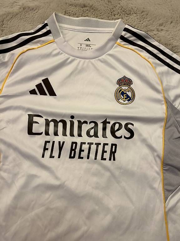 Real Madrid Canottiere & Pantaloni: Real Madrid Trikot 2025/2026 – Usato da Lenk im Simmental venduto da niczbaeren 2