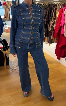 Weitgeschnittene Jeans mit Knöpfen