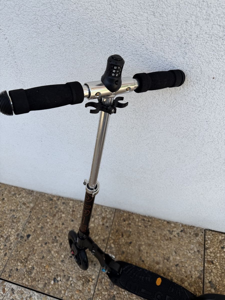 Micro Kickboard: Trottinette Micro Mobility Black Interlock – D'occasion à Chardonne par Titi1975 1