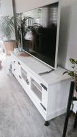 Meuble TV blanc rustique, 2 tiroirs, 2 portes vitrées