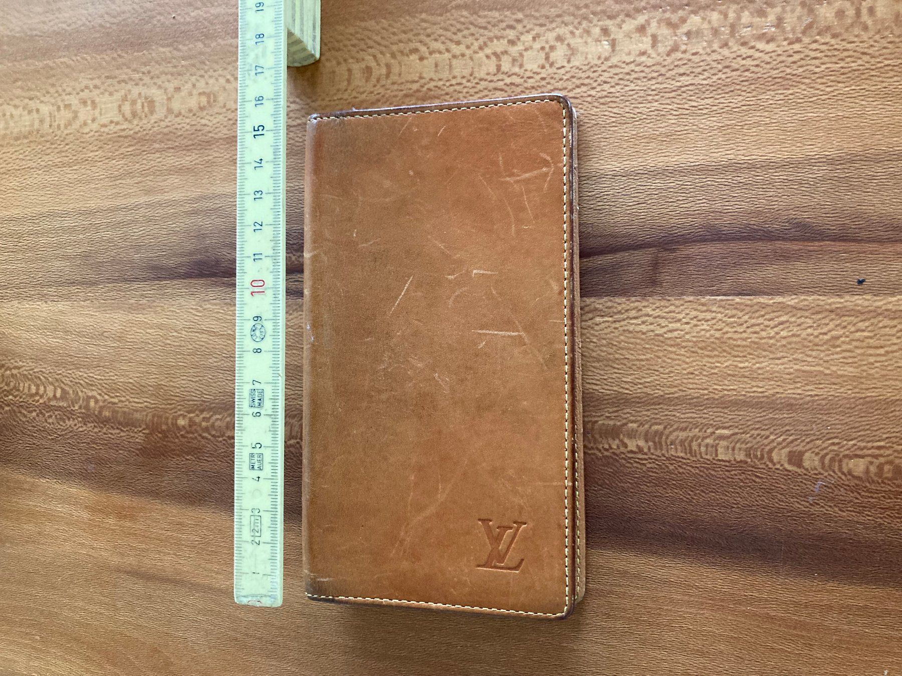 Louis Vuitton Portafogli: Louis Vuitton Agenda Leder braun – Usato da Lachen SZ venduto da Skyver 4