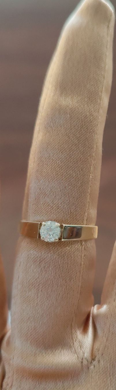 Anelli: Eleganter Goldring mit Diamant – Usato da Uerikon venduto da paloma61