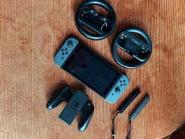 Nintendo Switch Konsole mit Zubehör und drei Spielen