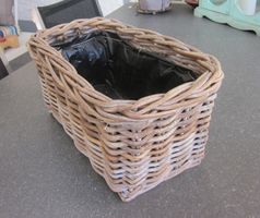 Schöner Pflanzkorb, Weidenkorb, mit Folie im Shabby-Look
