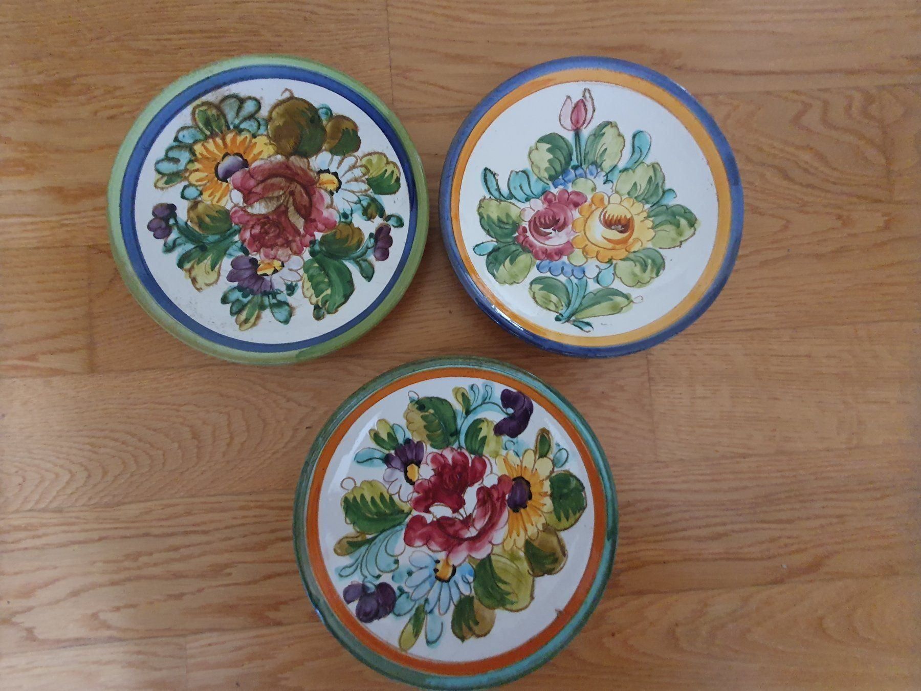 Assiettes: Schöne Wandteller mit Blumen – D'occasion à Sevelen par Cleo82
