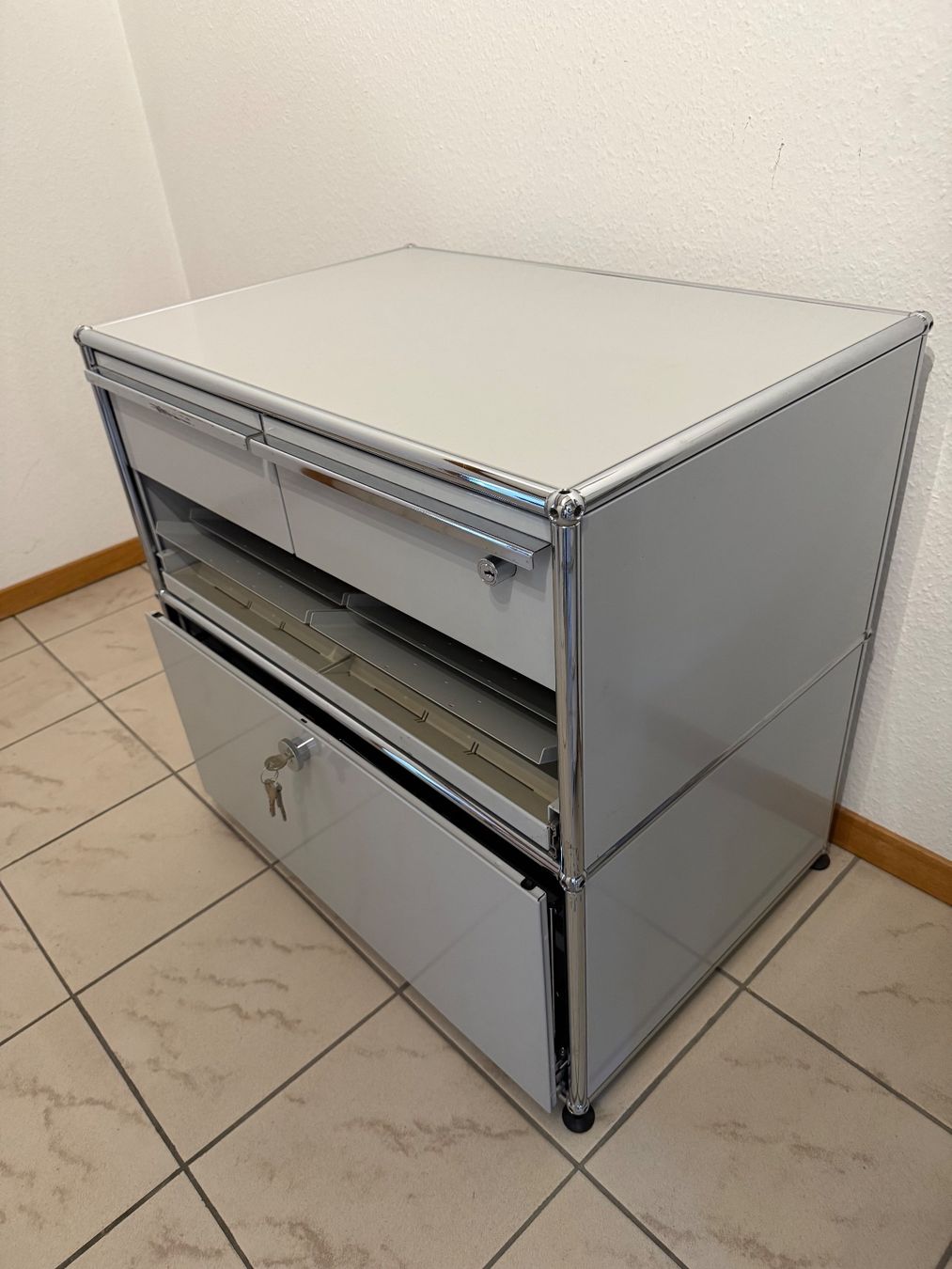 USM Cassettiere: USM Beistellmöbel Container 75x50cm lichtgrau – Usato da Appenzell venduto da Bornmed 2