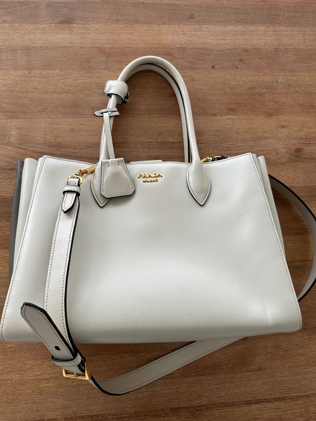 Prada Borse da donna: Prada Tasche weiss original – Usato da Hausen am Albis venduto da Mwtraining 1