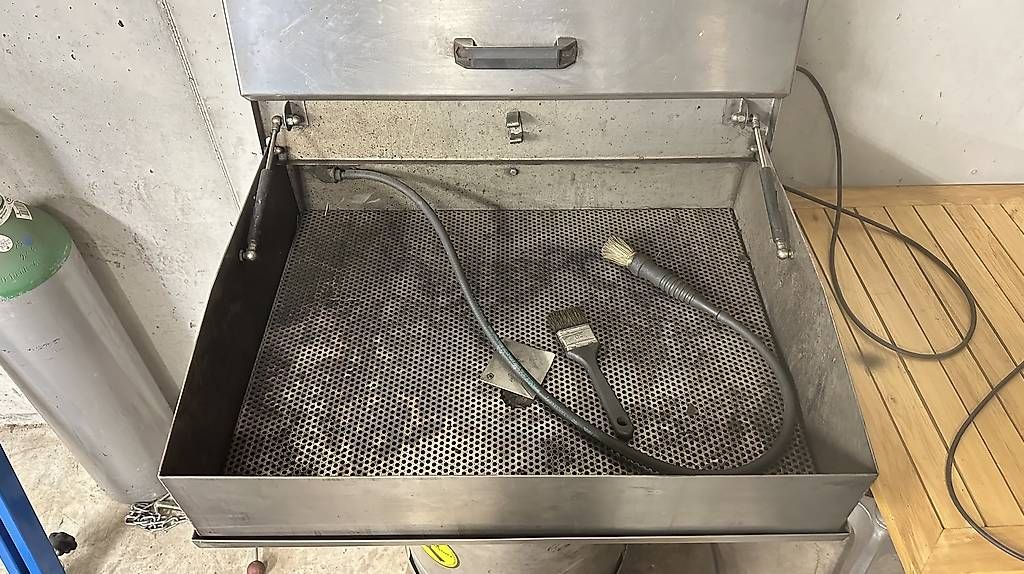 Tutte le macchine: Kleinteilereiniger / Waschtisch Amstutz – Usato da Burgdorf venduto da NoQuestions 1
