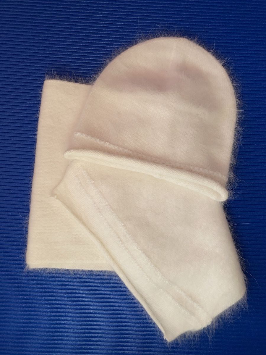 Foulard & Sciarpe: Ensemble bonnet & écharpe laine/cashemire neuf – Nuovo (secondo la descrizione) da Genève venduto da swissjojo
