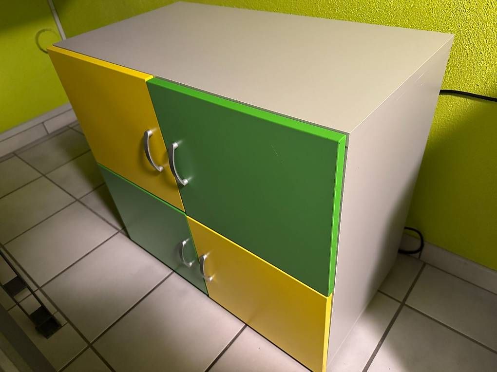 Commodes: Chambre enfant Commode et table de chevet Pfister – D'occasion à St-Blaise par cielouvert