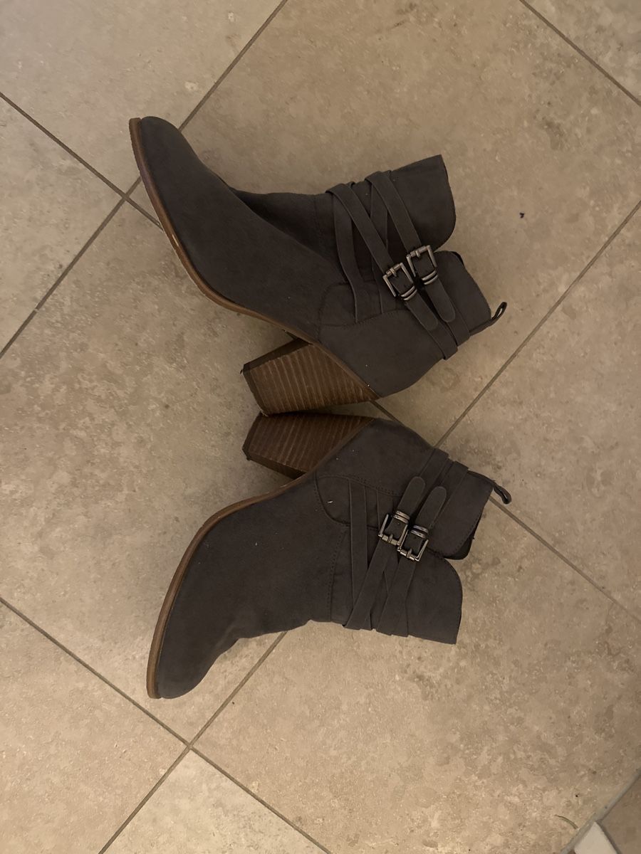 Damenschuhe: Stylish grey ankle boots with buckles size 38 – Neu (gemäss Beschreibung) aus Küsnacht ZH von lau_56mc