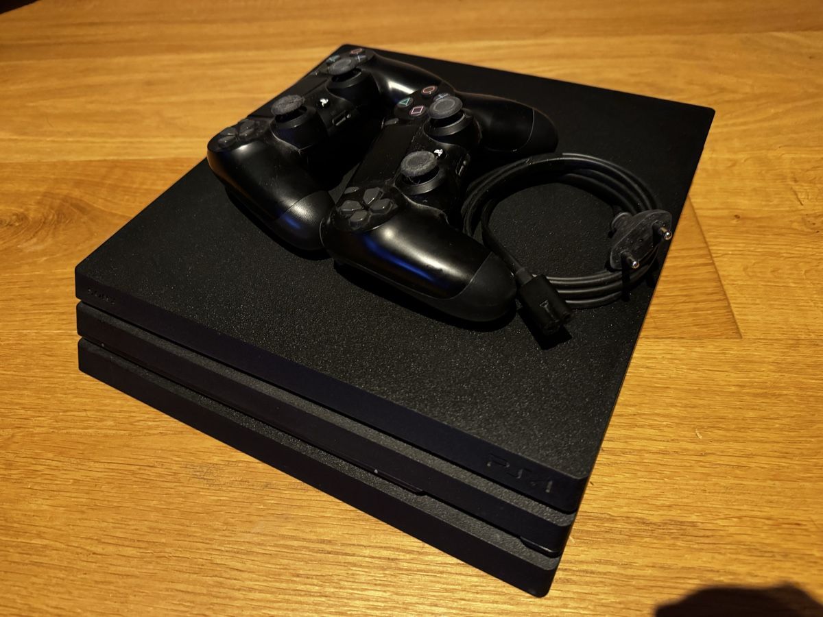 Sony Konsolen: Sony Playstation 4 Pro 1TB, 2x Dualshock wireless controller – Gebraucht aus Zürich von 1cut2 2