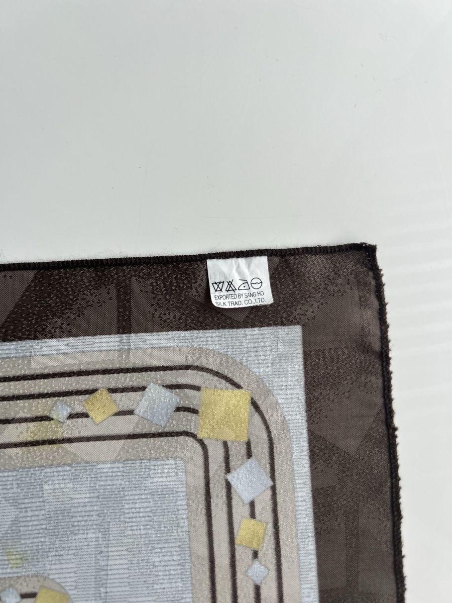 Foulards, Tücher & Schals: Brown Silk Scarf with Geometric Pattern – Neu (gemäss Beschreibung) aus Saland von ele_vc96 2