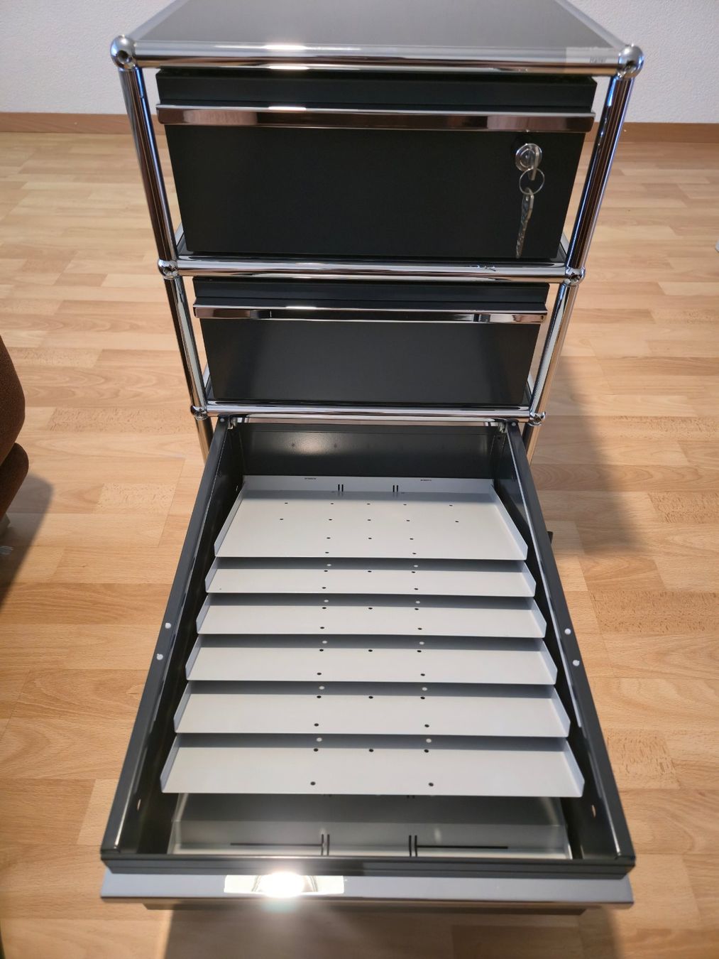 USM Banconi: USM Haller Rollcontainer in anthrazit Farbton(mit Schlüssel) – Usato da Zwingen venduto da jac_x85f 6