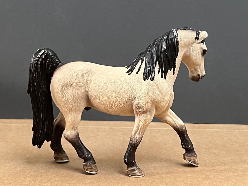 Cumpara Schleich - Hongre Tennessee Walker la cele mai mici preturi
