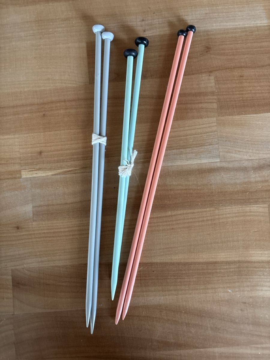 Ferri: Stricknadeln Lot / Kunststoff Nadeln – Usato da Rümlang venduto da resale35 3