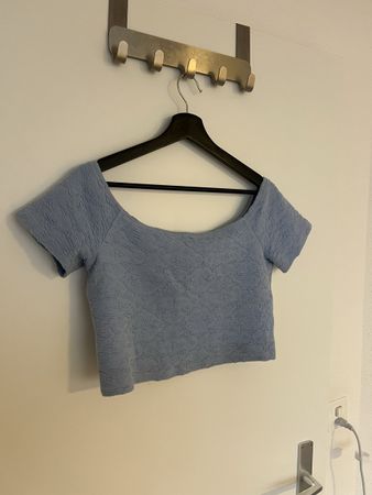 Neuwertiges, hellblaues Miss Selfridge Crop Top, Grösse 42