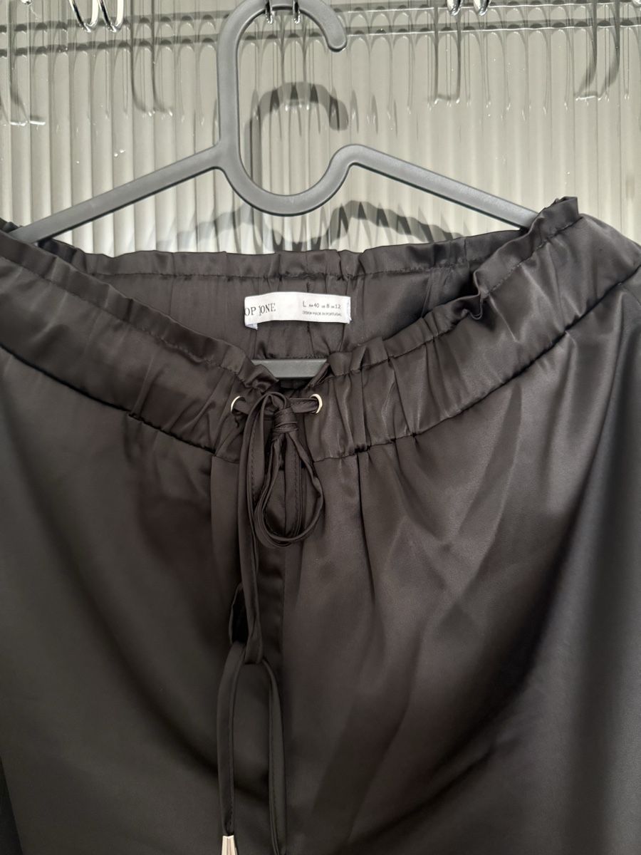 Pantaloni: Pantalon cargo noir satiné  – Nuovo (secondo la descrizione) da Monthey venduto da iri_9pt5 3