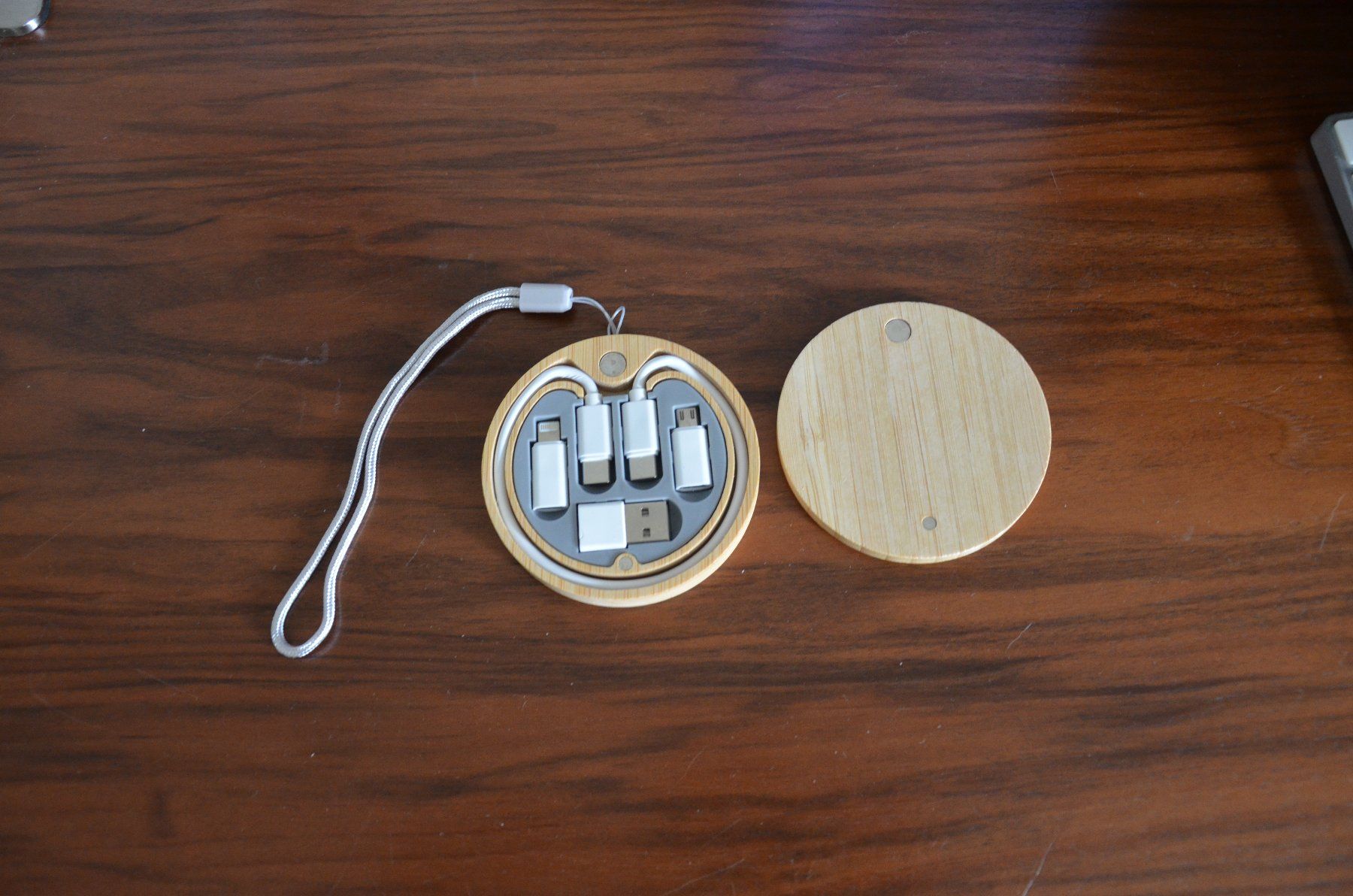 Cavi: USB Ladekabel / Adapter Organizer – Nuovo e nell'imballaggio originale da Kerns venduto da Maertu1 2