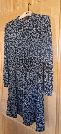 Elegantes Blumenkleid Gr. S schwarz/weiss