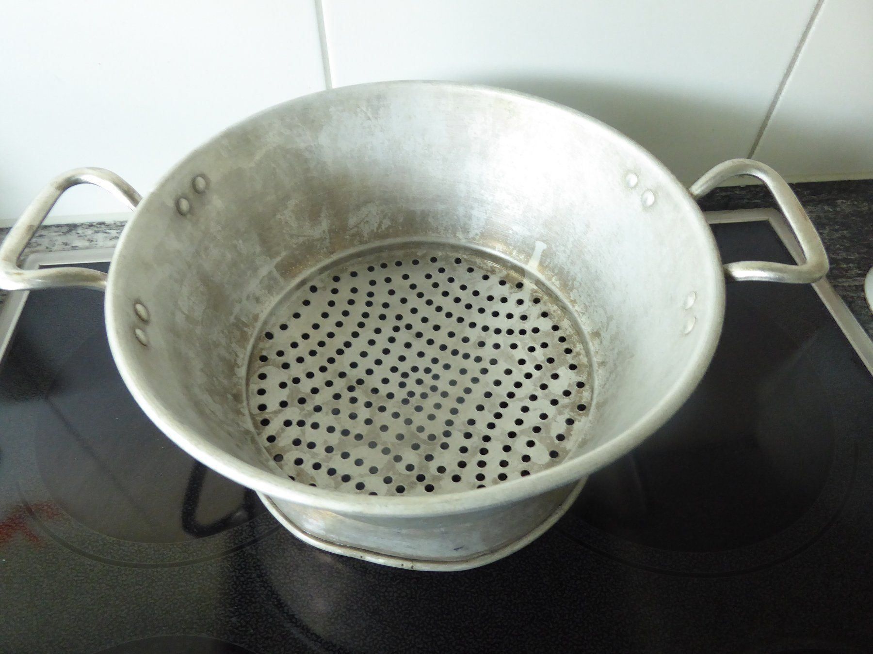 Küchengeräte: grosses altes Löcherbecken – Gebraucht aus Zürich von Chaeffeler 6