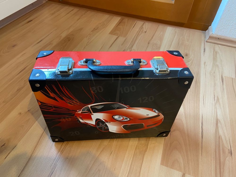 Feuerwehr Spielkoffer Aus Holz – FSC® 100%, Mit Fahrzeug Und Figuren