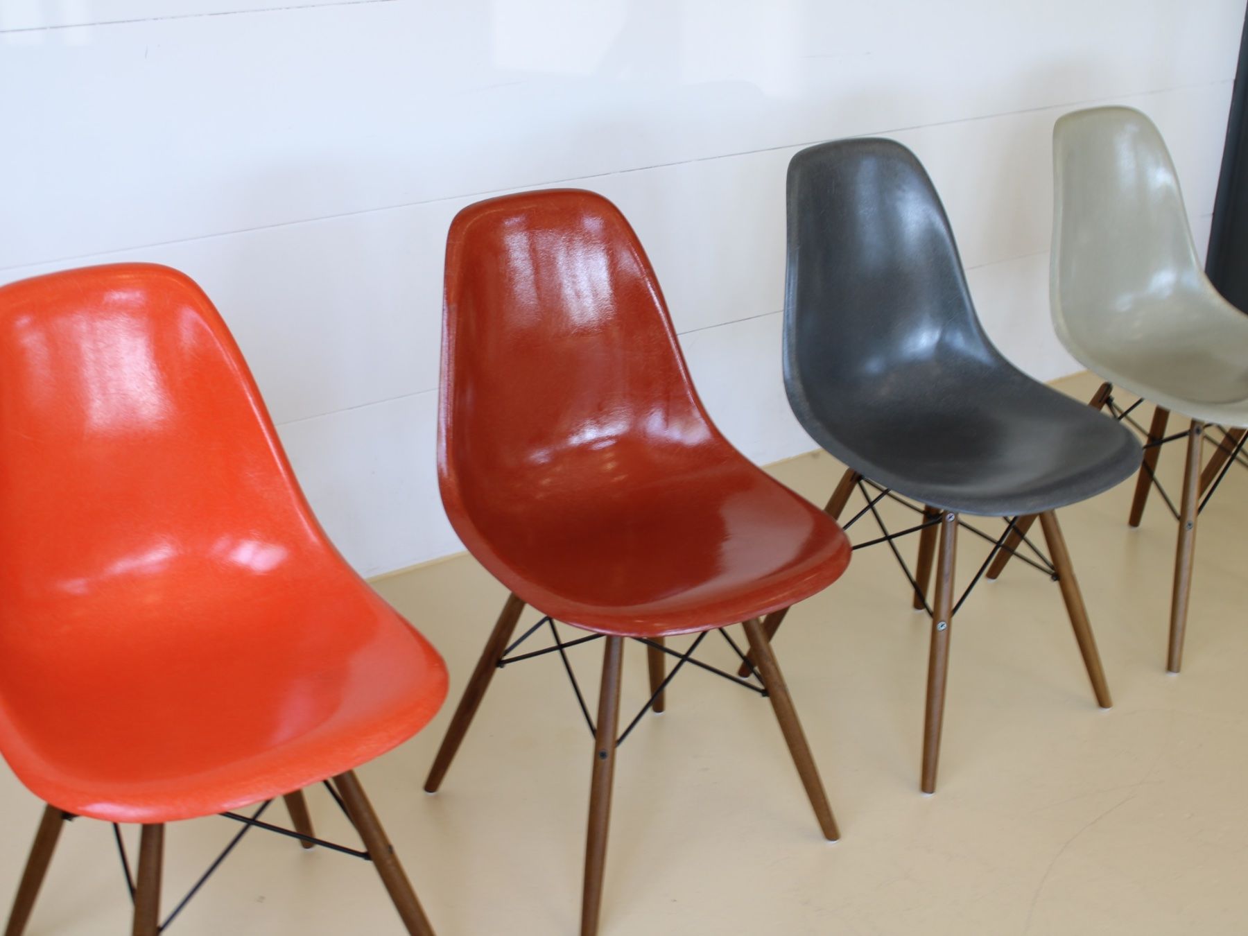 Herman Miller Sedie: Eames Fiberglas Stühle, Hermann Miller – Usato da Meinisberg venduto da atelier_TILIJA 6