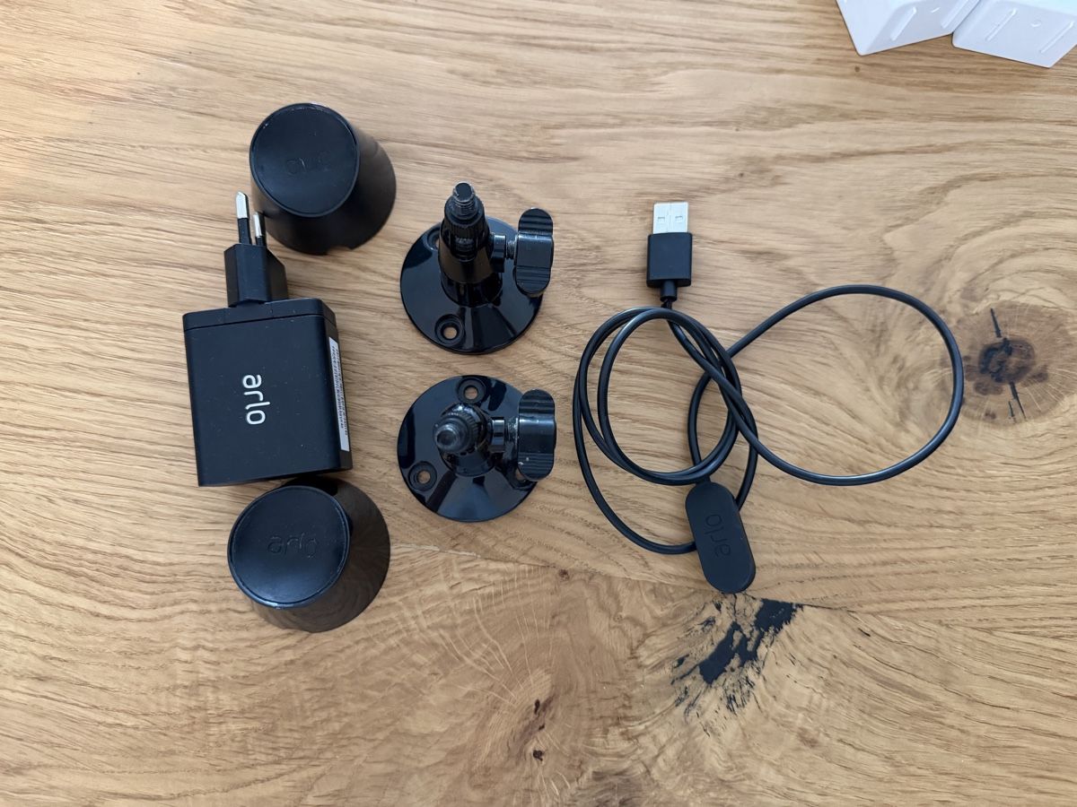 Arlo Videocamere: Arlo Ultra + panneaux solaires + extra – Usato da Riaz venduto da Mercierv 3
